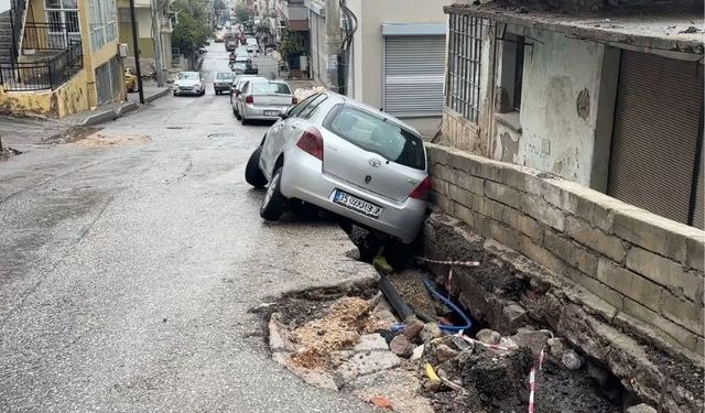 İzmir’de sağanak hayatı felç etti: Yol çöktü, araç yan yattı