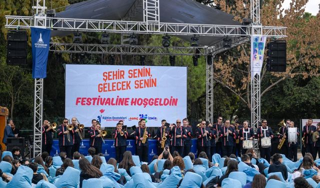 İzmir'de üniversite hayatı böyle başladı: Atölyeler, konserler, sürprizler…