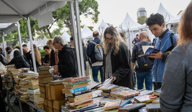 İzmir Kitap Fuarı Kültürpark’ta devam ediyor