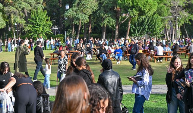 İzmir’de sanat dolu günler: Edebiyat dünyasının kalbi Kültürpark’ta attı