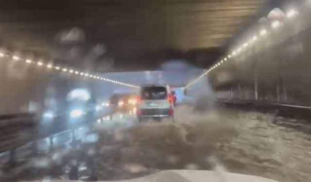 İzmir yağışa teslim: Sokak ve yollarda göller oluştu!