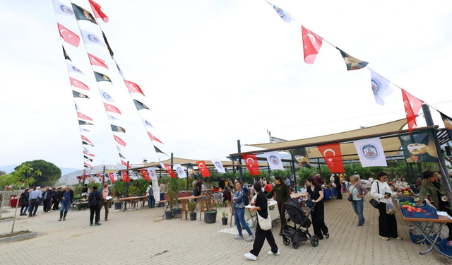 Efes Selçuk’ta Üretici Pazarı açıldı: Doğal ürünler vatandaşla buluştu