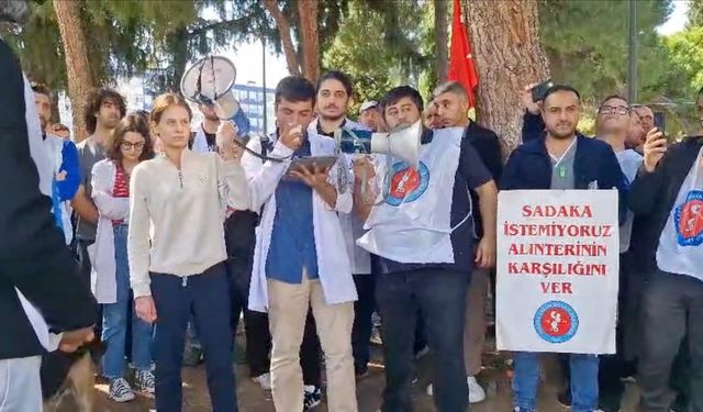 Ege Üniversitesi işçilerine tıp öğrencilerinden destek