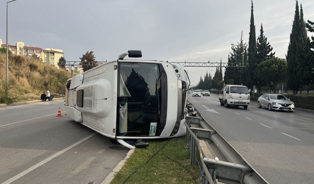 İzmir’de faciadan dönüldü: Midibüs devrildi