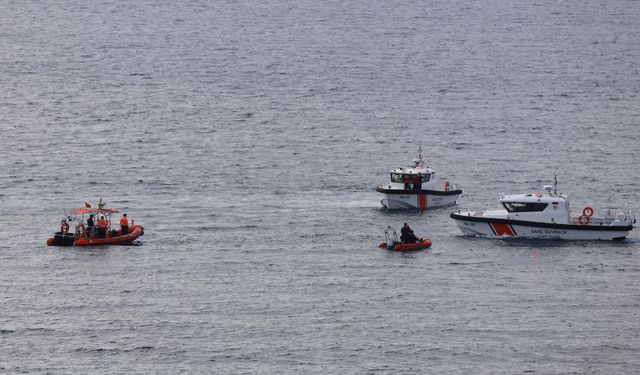 Urla açıklarında 28 düzensiz göçmen kurtarıldı: 2 şüpheli gözaltında