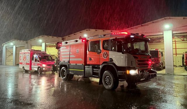 İzmir İtfaiyesi deprem sonrası destek için Balıkesir'de