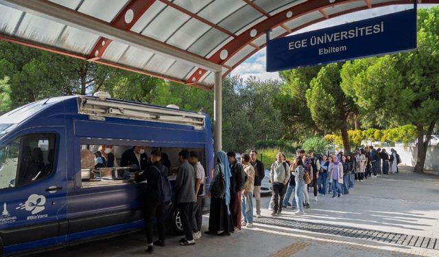 İzmir’de anne eli değmiş gibi: Ücretsiz yemek dağıtımı sürüyor