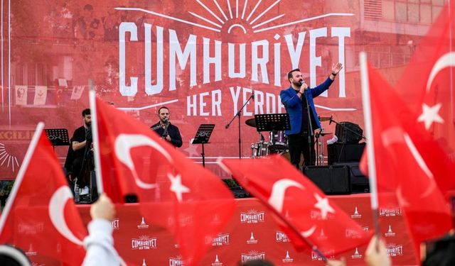 İzmir’de Cumhuriyet coşkusu başladı: Kutlamalar tüm kente yayılıyor