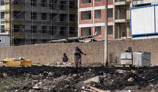 İzmir’de inşaat atıkları alev aldı: Gökyüzü siyah dumanla kaplandı
