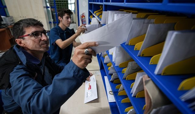 İzmir'de postalar baba oğula emanet: 185 yıllık geleneği iki kuşak birlikte sürdürüyor