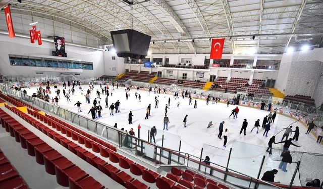 İzmir’e kış erken geldi: Bornova’daki Buz Sporları Salonu yeni sezona ücretsiz seanslarla başlıyor