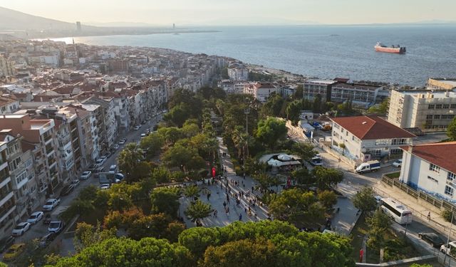 İzmir'in kalbinde büyük dönüşüm: Yenilenen park Konak’a nefes aldırdı, velilerin uğrak noktası oldu