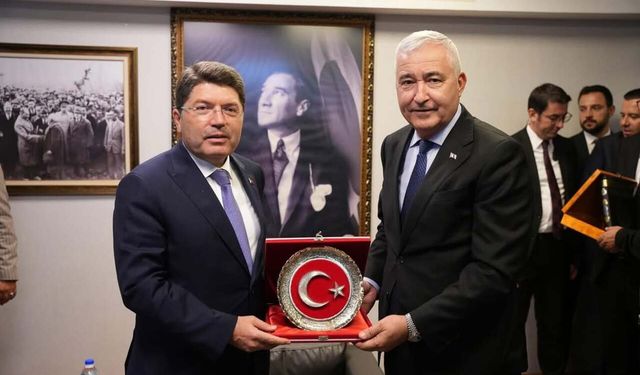 Adalet Bakanı Tunç’tan Kemalpaşa Belediye Başkanı’na dikkat çeken ziyaret