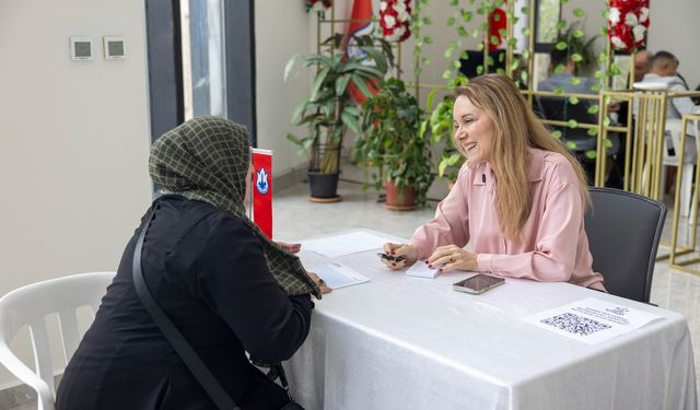 Konak’ta komşu buluşmaları sürüyor: Yurttaş derdini başkana anlatıyor