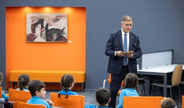 İlber Ortaylı Kütüphanesi’nde miniklere özel hikaye buluşması: Tugay okudu,minikler dinledi