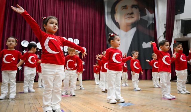 Bornova’da minikler Cumhuriyet’i kutladı