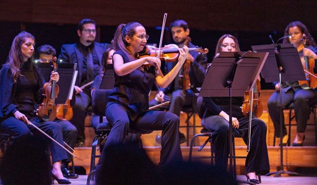 İzmir’de Atatürk, Dokuzu Beş Geçe konseriyle anıldı