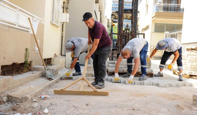 Karşıyaka’da yol bakım çalışmaları sürüyor