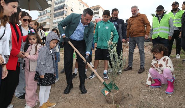 Çiğli’de seferberlik: 400 fidan toprakla buluştu
