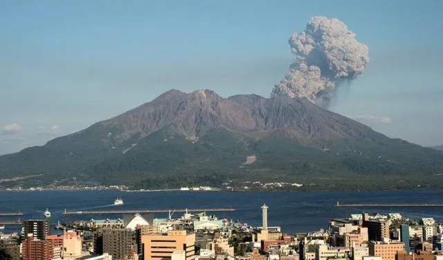 Japonya’da Sakurajima yanardağı patladı