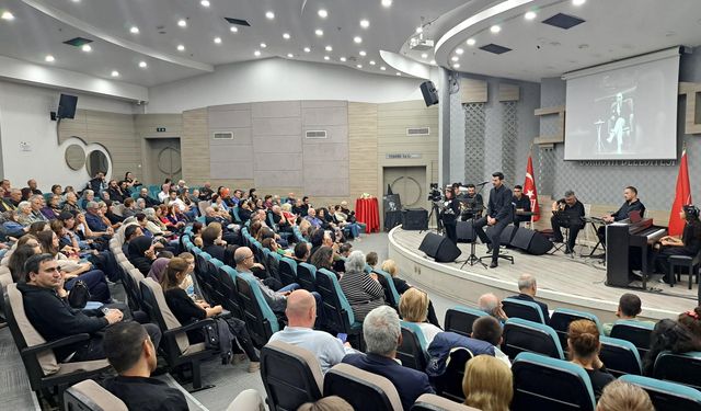 Bornova Belediyesi kursiyerleri Atatürk için söyledi