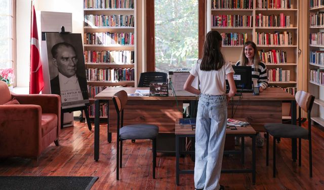 Buca Cumhuriyet Kütüphanesi geleceği aydınlatıyor