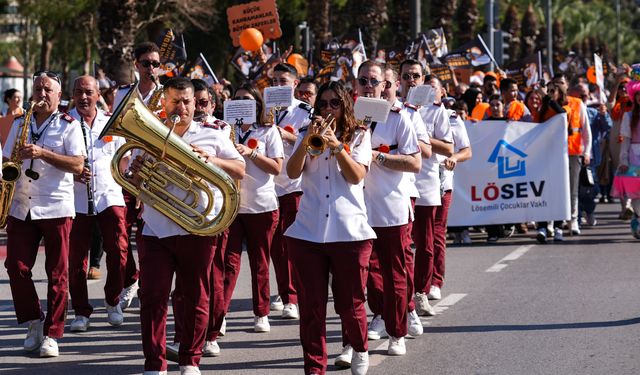 İzmir'de lösemili çocuklar için moral şenliği