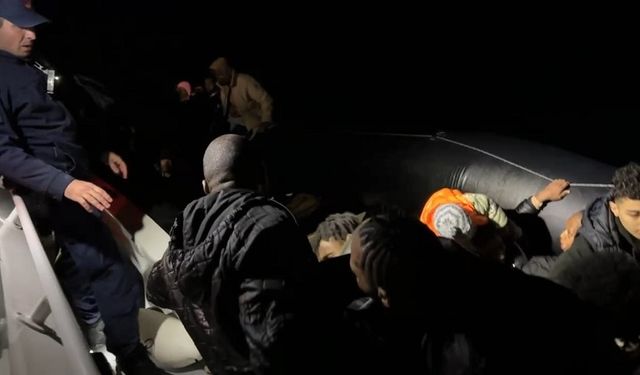 Foça'da umut dolu operasyon: 36 düzensiz göçmen kurtarıldı