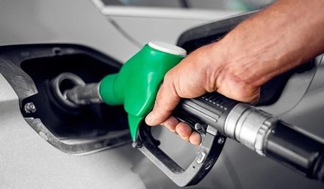 Motorine indirim geldi ama yeni zam yolda: İzmir'de tabelalar nasıl?