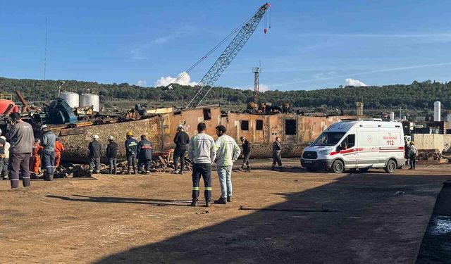 Aliağa’da feci kaza: İşçi gemi parçasının altında can verdi