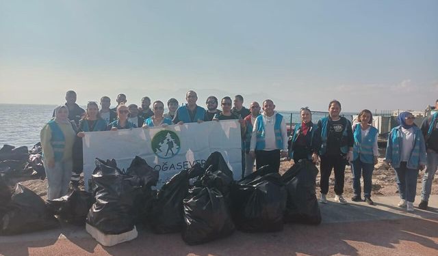 İzmir’de dikkat çeken temizlik: 300 kilo atık toplandı