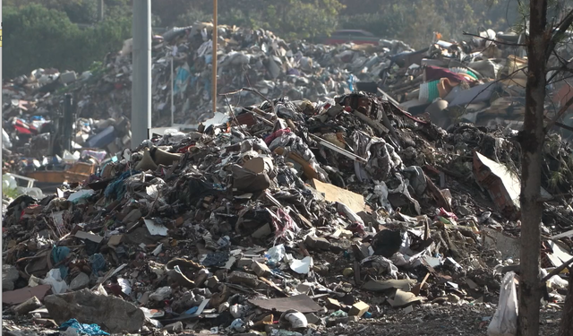 Buca'da  yeni bir çöp krizi daha: O mahalle sakinleri şantiyenin kaldırılmasını istedi!