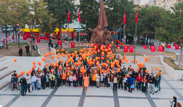 Balçova’da lösemili çocuklar için umut balonları gökyüzüne bırakıldı