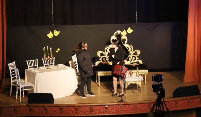 Bayındır’da kahkaha tufanı: Alayına Makara Tiyatrosu sahnelendi