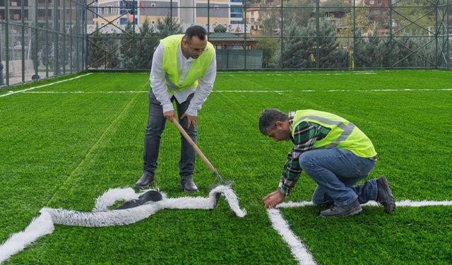 İzmir’de spor her yerde: Karşıyaka, Bayraklı, Karaburun ve Menemen’e yeni halı sahalar geliyor