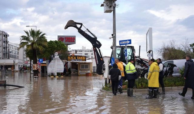 Çeşme bir günde bir aylık yağış aldı: Belediye’den 304 personel, 73 araçla müdahale