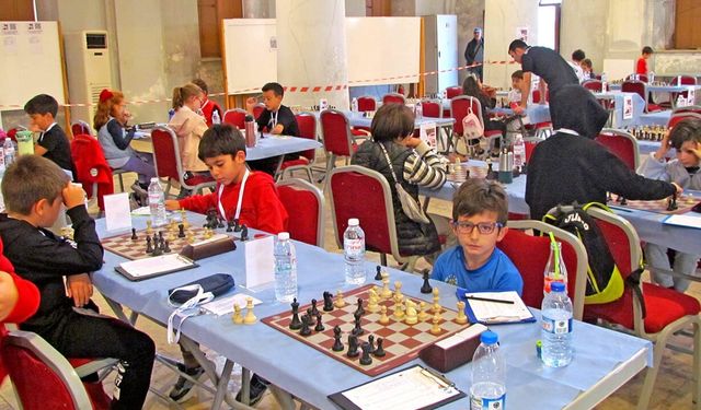 Çeşme’de cumhuriyetin değerleri satrançta hayat buldu