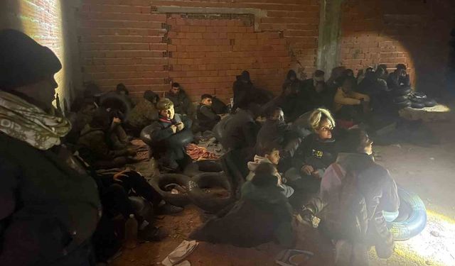 Çeşme’de metruk binada 29 düzensiz göçmen bulundu