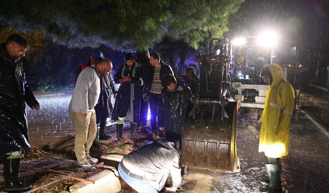 Çeşme’yi sağanak vurdu: Vatandaşlar mağdur oldu