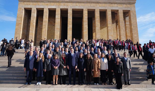 CHP İzmir örgütü Anıtkabir’de: Bıraktığı emanetin eşsiz değerini biliyoruz