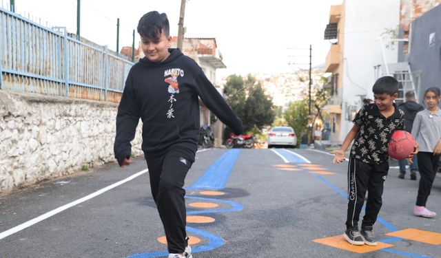 Çocuklar için güvenli ve renkli okul yolu Konak’ta hayata geçti