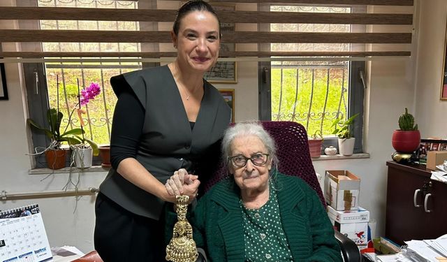 Efes Selçuk Belediyesi’nden Prof. Dr. İoanna Kuçuradi’ye Onur Ödülü