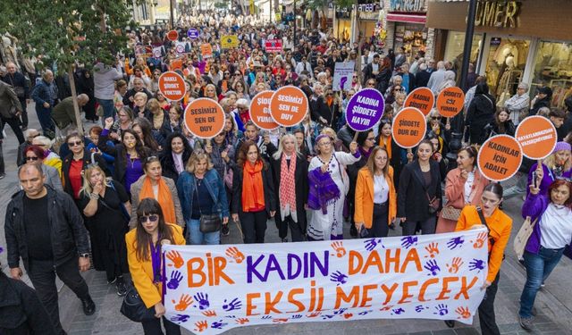 İzmir’de dayanışma zinciri oluşturuldu: Şiddete karşı ses çıkar!