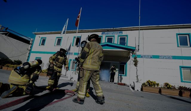 İzmir’de afet tatbikatı: Deprem ve yangın senaryosu gerçeği aratmadı