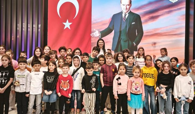 İzmir Beşiktaşlılar Derneği’nden 10 Kasım’a anlamlı etkinlik: Çocuklarla Atatürk filmini izlediler