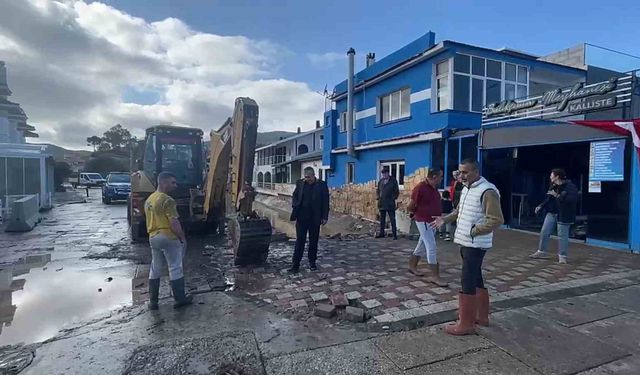 İzmir’de iş yerlerini su bastı: Esnaftan Büyükşehir’e tepki