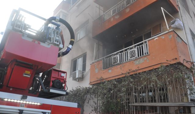 İzmir’de korkutan yangın: Yavru kediyi komşular kurtardı