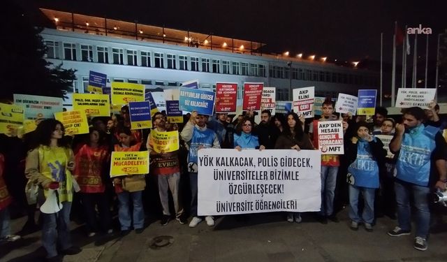 İzmir’de öğrenciler sokakta: Bütçe kayyum rektörlerin cep harçlığı olmuş durumda