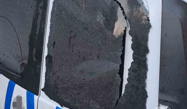 İzmir’de polis aracına saldırı!