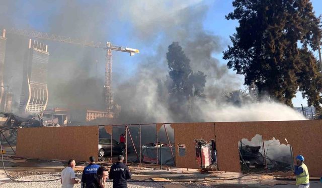 İzmir’de şantiyede yangın paniği: Gökyüzü siyah dumanlarla kaplandı